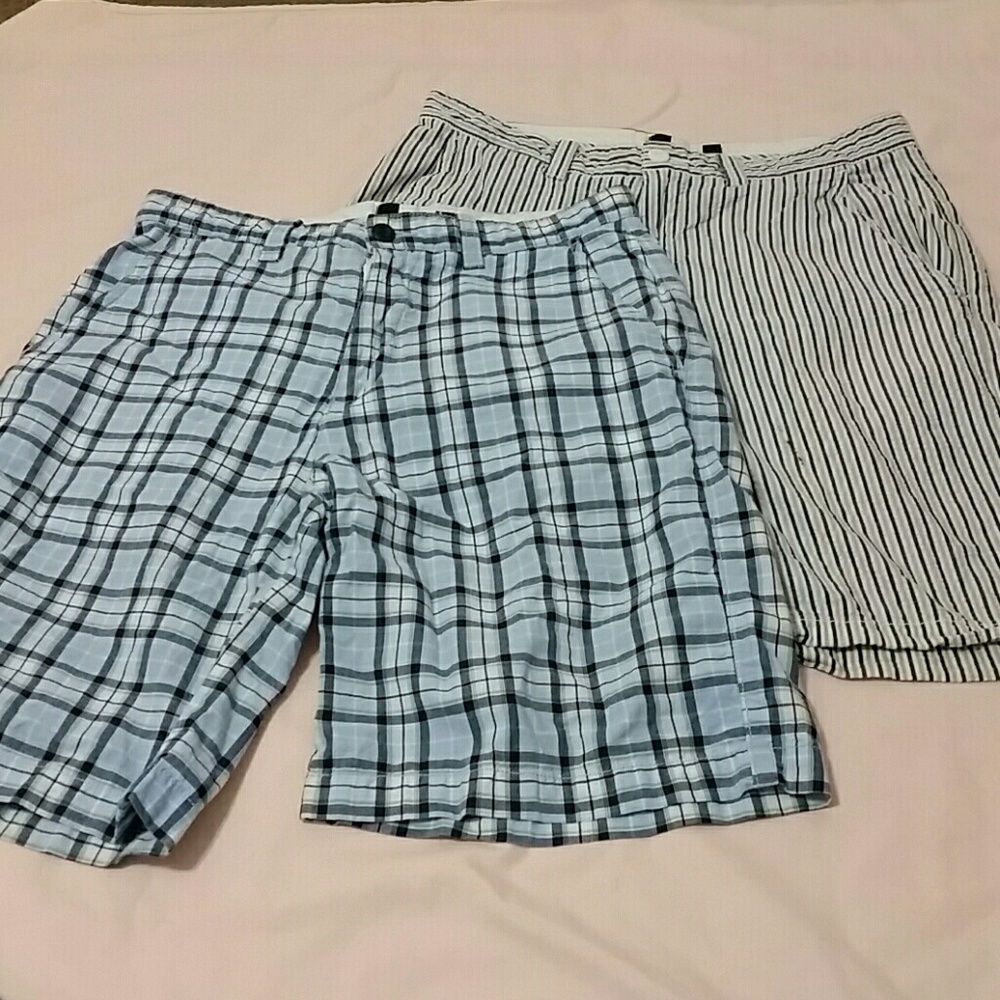 Saks Fifth Avenue. 2 plaid men's shorts. Size 30.